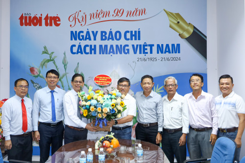 Chủ tịch UBND tỉnh Nguyễn Tấn Tuân thăm các cơ quan báo chí